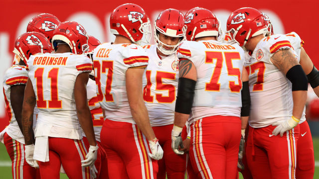 TAMPA, FLORIDA - NOVEMBER 29: Patrick Mahomes #15 of the Kansas City Chiefs huddles with the team in the second quarter during their game against the Tampa Bay Buccaneers at Raymond James Stadium on November 29, 2020 in Tampa, Florida.