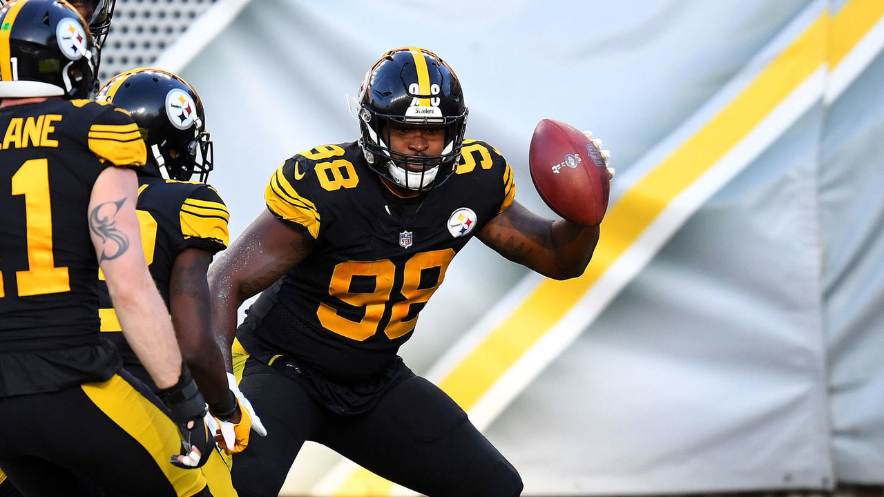 PITTSBURGH, PENNSYLVANIA - DECEMBER 02: Vince Williams #98 of the Pittsburgh Steelers celebrates with teammates after recovering a fumble during the first quarter against the Baltimore Ravens at Heinz Field on December 02, 2020 in Pittsburgh, Pennsylvania.