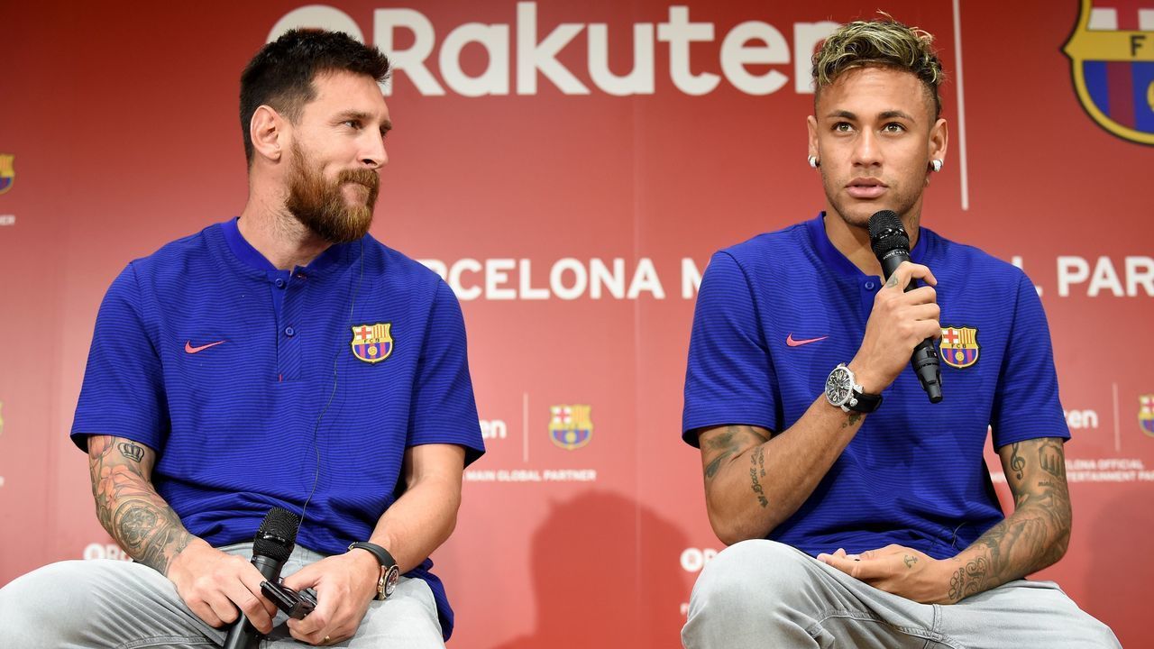 FC Barcelona football star Neymar (R) answers questions beside his teammate Lionel Messi (L) during a press conference to announce new sponsorship with Japanese internet retailer Rakuten in Tokyo on July 13, 2017. Japan's major internet retailer Rakuten entered into main sponsorship contract with FC Barcelona. / AFP PHOTO / Toru YAMANAKA
