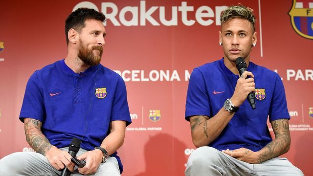 FC Barcelona football star Neymar (R) answers questions beside his teammate Lionel Messi (L) during a press conference to announce new sponsorship with Japanese internet retailer Rakuten in Tokyo on July 13, 2017. Japan's major internet retailer Rakuten entered into main sponsorship contract with FC Barcelona. / AFP PHOTO / Toru YAMANAKA