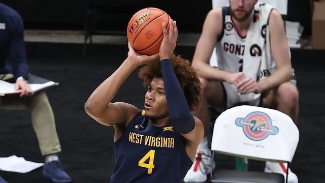 INDIANAPOLIS, INDIANA - DECEMBER 02: Miles McBride #4 of the West Virginia Mountaineers shoots the ball against the Gonzaga Bulldogs during the Jimmy V Classic at Bankers Life Fieldhouse on December 02, 2020 in Indianapolis, Indiana.