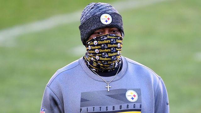 PITTSBURGH, PENNSYLVANIA - DECEMBER 02: Pittsburgh Steelers head coach Mike Tomlin looks on prior to taking on the Baltimore Ravens at Heinz Field on December 02, 2020 in Pittsburgh, Pennsylvania.