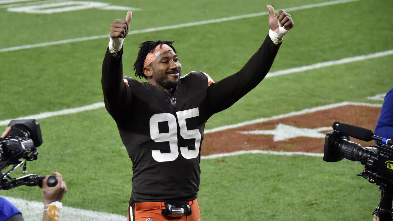 CLEVELAND, OHIO - SEPTEMBER 17: Myles Garrett #95 of the Cleveland Browns gives a thumbs up as he leaves the field following a win against the Cincinnati Bengals at FirstEnergy Stadium on September 17, 2020 in Cleveland, Ohio.