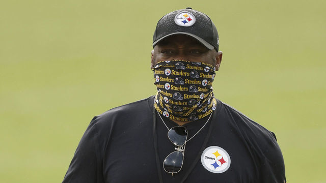 JACKSONVILLE, FLORIDA - NOVEMBER 22: Head coach Mike Tomlin of the Pittsburgh Steelers reacts against the Jacksonville Jaguars during the second half at TIAA Bank Field on November 22, 2020 in Jacksonville, Florida.