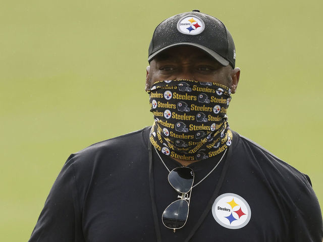 JACKSONVILLE, FLORIDA - NOVEMBER 22: Head coach Mike Tomlin of the Pittsburgh Steelers reacts against the Jacksonville Jaguars during the second half at TIAA Bank Field on November 22, 2020 in Jacksonville, Florida.