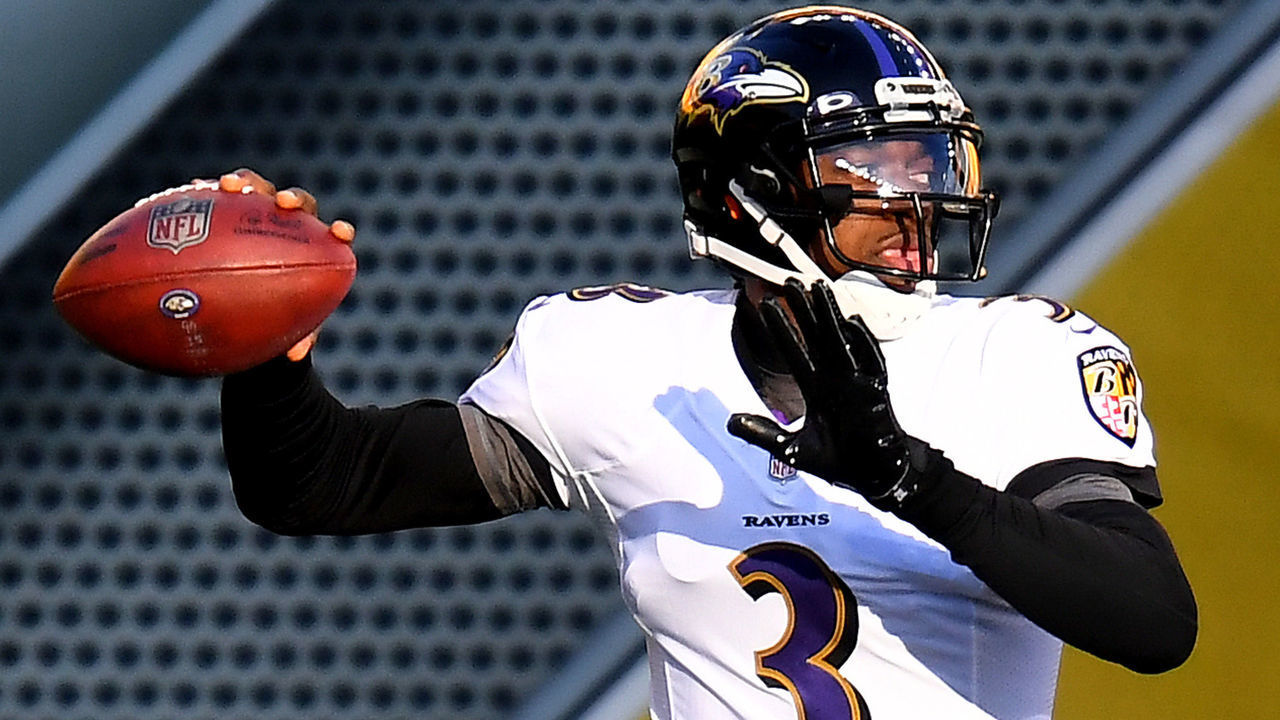 PITTSBURGH, PENNSYLVANIA - DECEMBER 02: Robert Griffin III #3 of the Baltimore Ravens warms up prior to taking on the Pittsburgh Steelers at Heinz Field on December 02, 2020 in Pittsburgh, Pennsylvania.