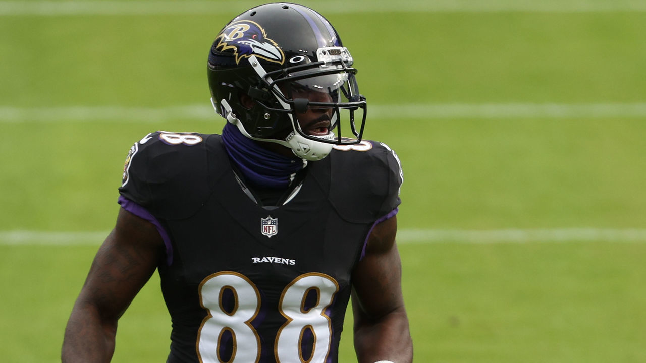 BALTIMORE, MARYLAND - NOVEMBER 22: Wide receiver Dez Bryant #88 of the Baltimore Ravens warms up before playing against the Tennessee Titans at M&T Bank Stadium on November 22, 2020 in Baltimore, Maryland.
