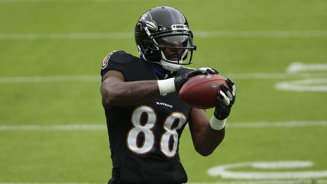 BALTIMORE, MARYLAND - NOVEMBER 22: Wide receiver Dez Bryant #88 of the Baltimore Ravens warms up before playing against the Tennessee Titans at M&T Bank Stadium on November 22, 2020 in Baltimore, Maryland.