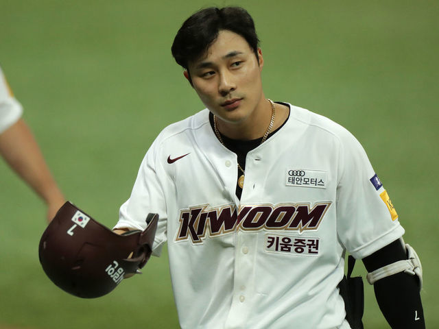 SEOUL, SOUTH KOREA - JULY 24: Infielder Kim Ha-Seong #7 of Kiwoom Heroes reacts in the bottom of the eighth inning during the KBO League game between Lotte Giants and Kiwoom Heroes at the Gocheok Sky Dome on July 24, 2020 in Seoul, South Korea.