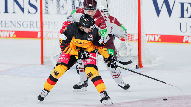 07 November 2020, North Rhine-Westphalia, Krefeld: Ice hockey: Germany Cup, Germany - Latvia, group stage, 3rd day of play at the Yayla Arena. Germany's Lukas Reichel (in front) and Latvia's Raivo Freidenfelds try to get to the puck. Photo: Rolf Vennenbernd/dpa