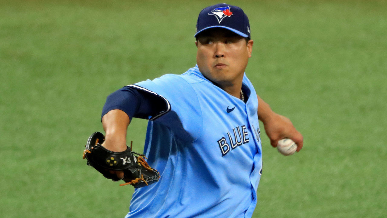 ST PETERSBURG, FLORIDA - SEPTEMBER 30: Hyun-Jin Ryu #99 of the Toronto Blue Jays pitches during Game Two of the American League Wild Card Series against the Tampa Bay Rays at Tropicana Field on September 30, 2020 in St Petersburg, Florida.