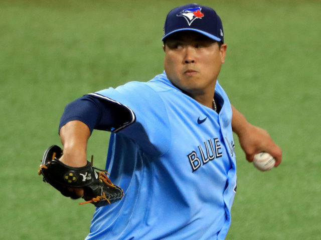 ST PETERSBURG, FLORIDA - SEPTEMBER 30: Hyun-Jin Ryu #99 of the Toronto Blue Jays pitches during Game Two of the American League Wild Card Series against the Tampa Bay Rays at Tropicana Field on September 30, 2020 in St Petersburg, Florida.