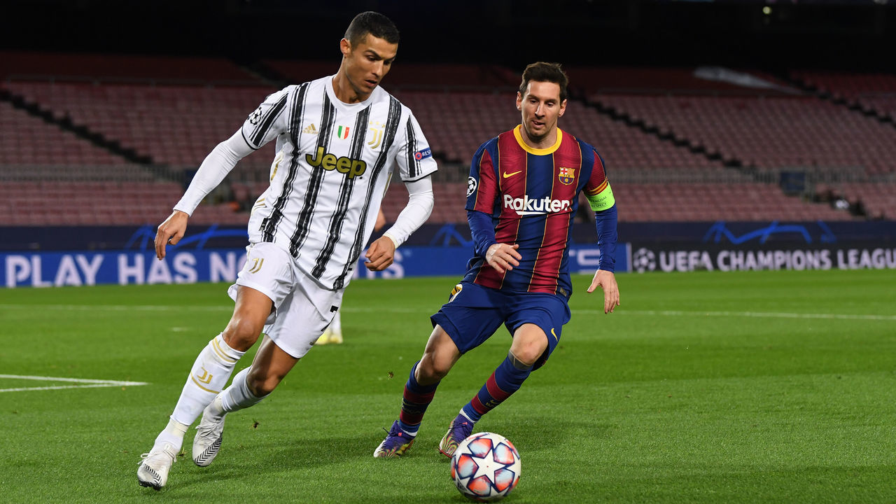 BARCELONA, SPAIN - DECEMBER 08: Cristiano Ronaldo of Juventus F.C. is put under pressure by Lionel Messi of Barcelona during the UEFA Champions League Group G stage match between FC Barcelona and Juventus at Camp Nou on December 08, 2020 in Barcelona, Spain. Sporting stadiums around Spain remain under strict restrictions due to the Coronavirus Pandemic as Government social distancing laws prohibit fans inside venues resulting in games being played behind closed doors.