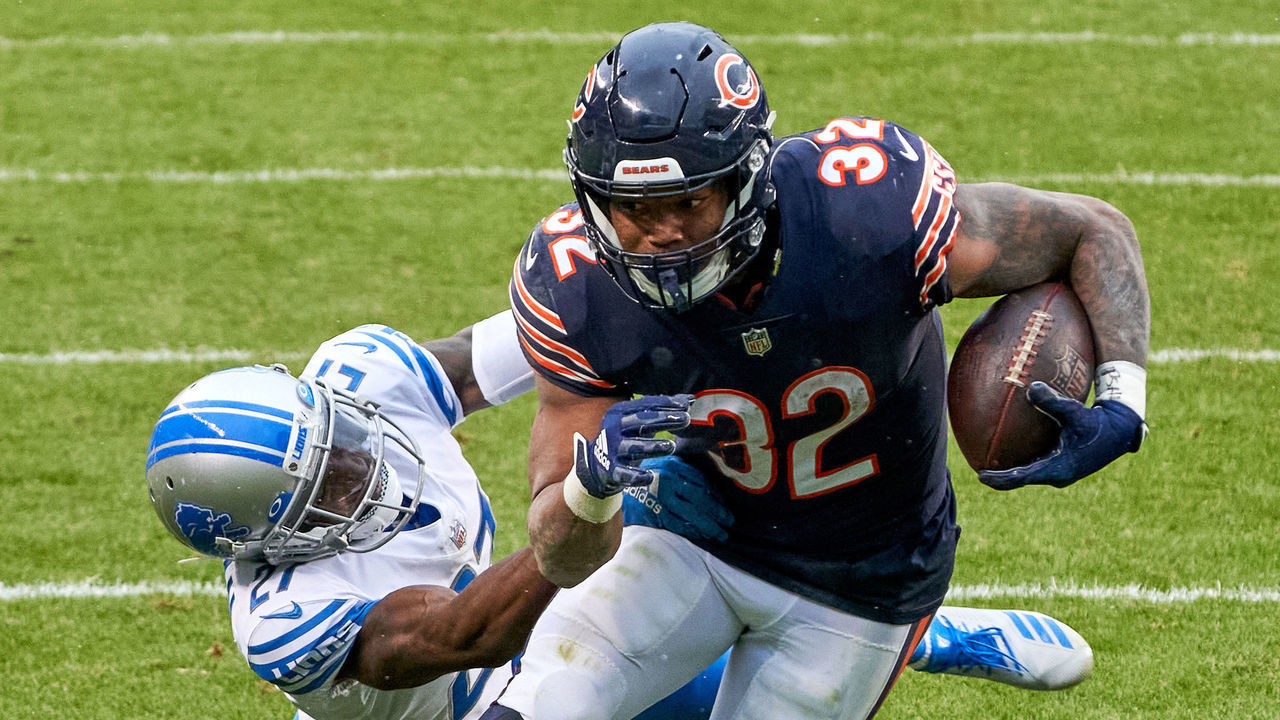 CHICAGO, IL - DECEMBER 06: Chicago Bears running back David Montgomery (32) battles with Detroit Lions defensive back Tracy Walker (21) in action during a game between the Chicago Bears and the Detroit Lions on December 06, 2020, at Soldier Field in Chicago, IL.