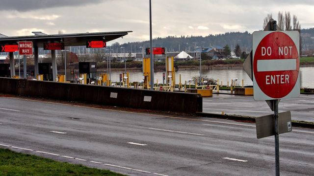 SURREY, Nov. 25, 2020 -- The U.S-Canada border is seen closed in Surrey, British Columbia, Canada, Nov. 25, 2020. The US and Canadian border has remained closed to non-essential traffic since March due to COVID-19. Canadian and American friends and relatives meet during the American Thanksgiving week along the border despite being separated by the border closure. The Peace Arch Historical State Park straddles the border allowing people of both nationalities to meet during the pandemic border closure in effect since March.