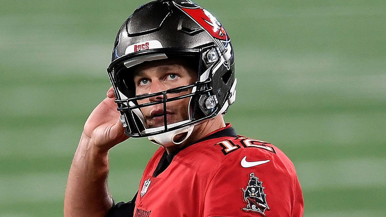 EAST RUTHERFORD, NEW JERSEY - NOVEMBER 02: Tom Brady #12 of the Tampa Bay Buccaneers reacts in the final seconds of the first half against the New York Giants at MetLife Stadium on November 02, 2020 in East Rutherford, New Jersey.