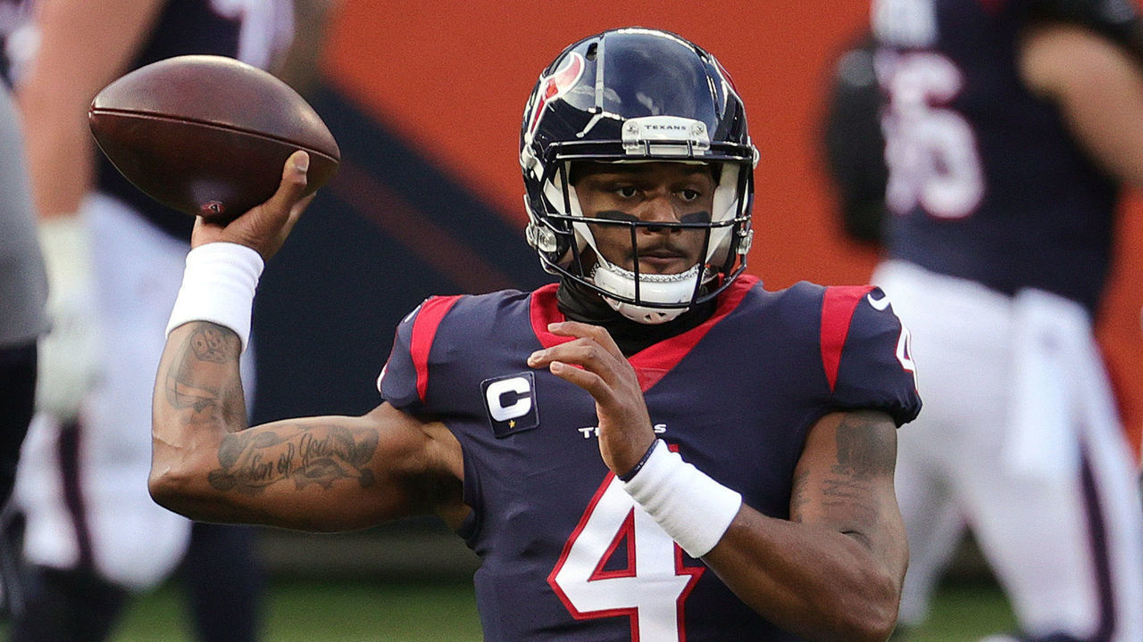 CHICAGO, ILLINOIS - DECEMBER 13: Houston Texans quarterback Deshaun Watson #4 warms up against the Chicago Bears at Soldier Field on December 13, 2020 in Chicago, Illinois.