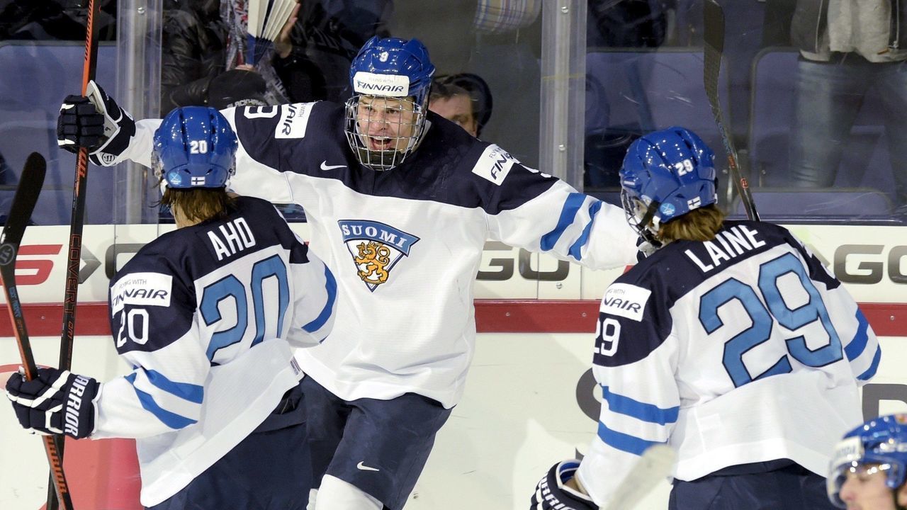 Finland's Jesse Puljujärvi celebrates his opening goal with team mates Sebastian Aho (L) and Patrik Laine during the 2016 IIHF World Junior U20 Ice Hockey Championships tournament match Finland vs Czech Republic in Helsinki, Finland on December 31, 2015. / AFP / Lehtikuva / Markku Ulander / RESTRICTED TO EDITORIAL USE