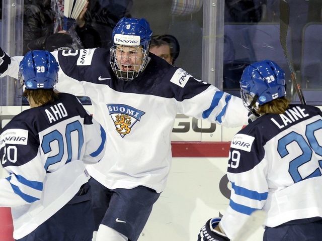 Finland's Jesse Puljujärvi celebrates his opening goal with team mates Sebastian Aho (L) and Patrik Laine during the 2016 IIHF World Junior U20 Ice Hockey Championships tournament match Finland vs Czech Republic in Helsinki, Finland on December 31, 2015. / AFP / Lehtikuva / Markku Ulander / RESTRICTED TO EDITORIAL USE