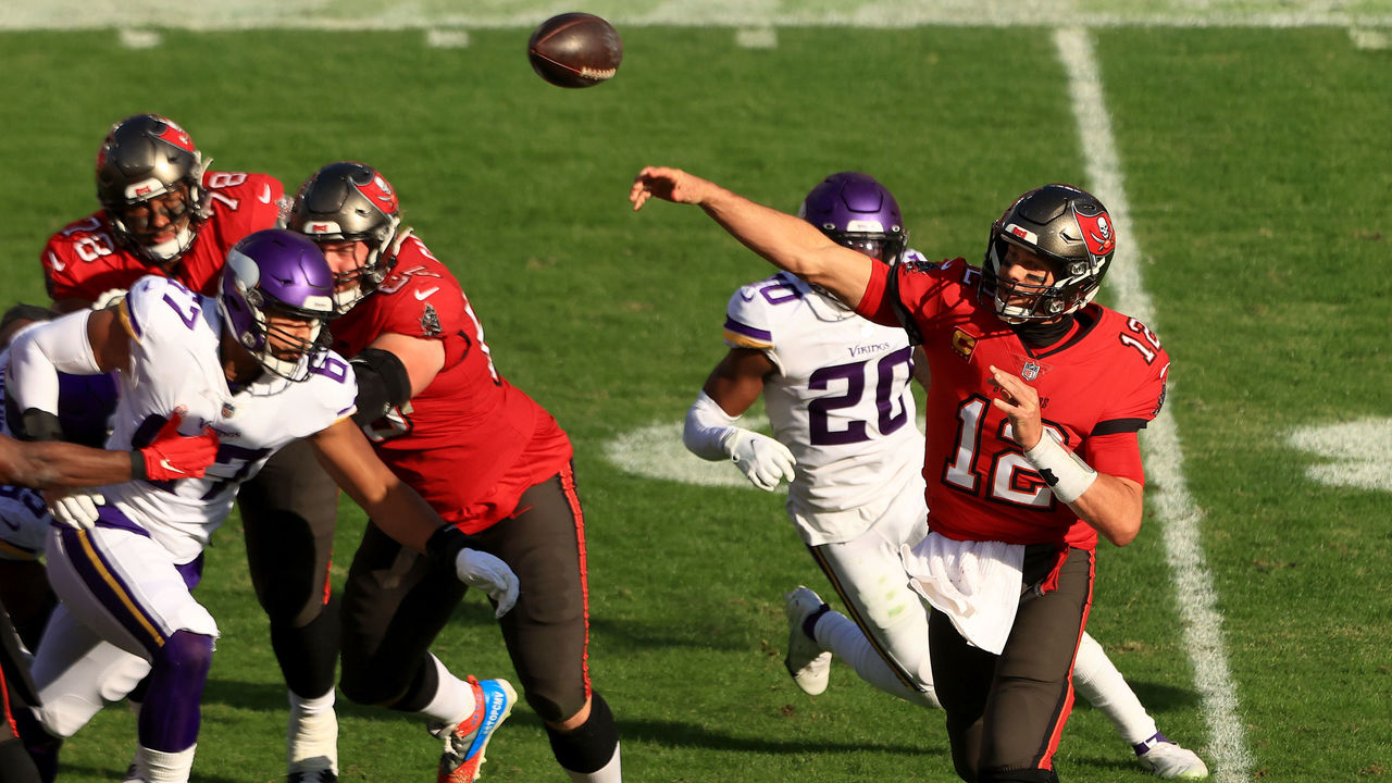 Tom Brady throws for 2 TDs, Buccaneers down Vikings