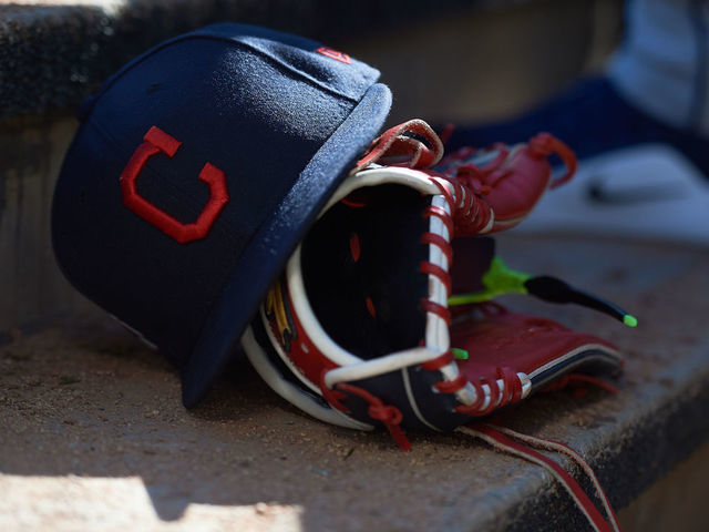 Cleveland Indians ban headdresses, painted faces at games