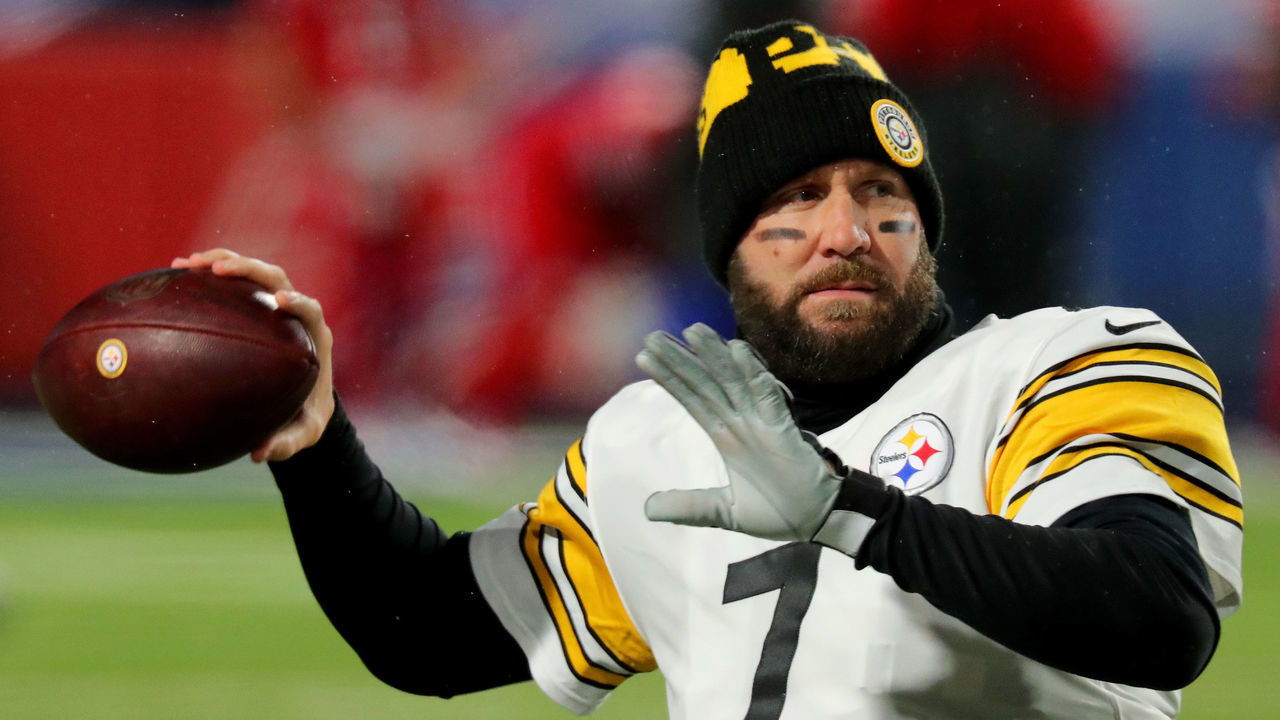 ORCHARD PARK, NEW YORK - DECEMBER 13: Ben Roethlisberger #7 of the Pittsburgh Steelers warms up before the game against the Buffalo Bills at Bills Stadium on December 13, 2020 in Orchard Park, New York.