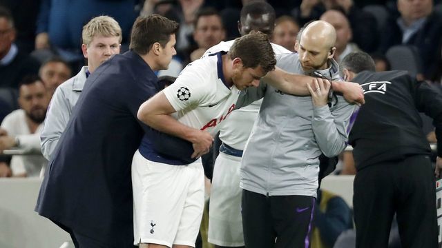 (L-R) Tottenham Hotspur FC coach Mauricio Pochettino, Jan Vertonghen of Tottenham Hotspur FC during the UEFA Champions League semi final match between Tottenham Hotspur FC and Ajax Amsterdam at the Tottenham Hotspur stadium on April 30, 2019 in London, United Kingdom