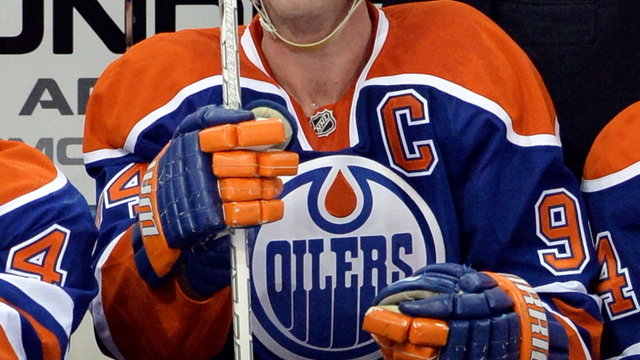 PHOTO: Ryan Smyth congratulated by refs, Canucks, fans after final game
