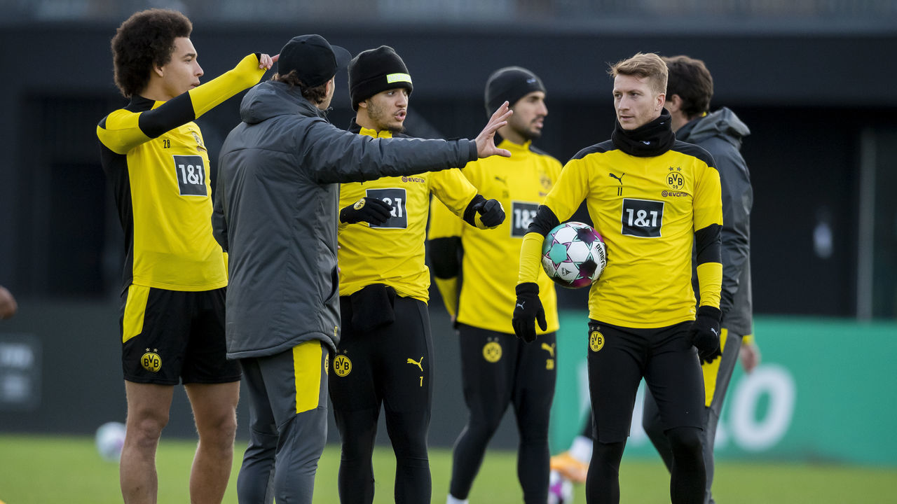 DORTMUND, GERMANY - DECEMBER 14: Newly promoted head coach of Borussia Dortmund Edin Terzic (2L) talks to Jadon Sancho (2R), Axel Witsel (L) and Marco Reus (R) of Borussia Dortmund during a training session at the Borussia Dortmund training ground on December 14, 2020 in Dortmund, Germany.