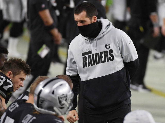 Raiders lose QB Derek Carr, fall in overtime to Chargers