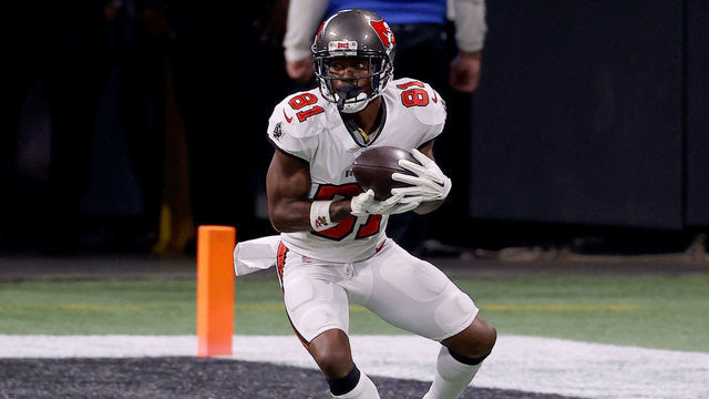 ATLANTA, GEORGIA - DECEMBER 20: Antonio Brown #81 of the Tampa Bay Buccaneers catches a pass against the Atlanta Falcons during the third quarter in the game at Mercedes-Benz Stadium on December 20, 2020 in Atlanta, Georgia.