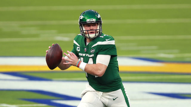 INGLEWOOD, CALIFORNIA - DECEMBER 20: Sam Darnold #14 of the New York Jets scrambles during the third quarter of a game against the Los Angeles Rams at SoFi Stadium on December 20, 2020 in Inglewood, California.