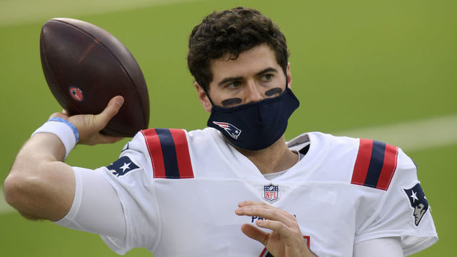 INGLEWOOD, CALIFORNIA - DECEMBER 06: Jarrett Stidham #4 of the New England Patriots warms up on the sidelines before the game against the Los Angeles Chargers at SoFi Stadium on December 06, 2020 in Inglewood, California.