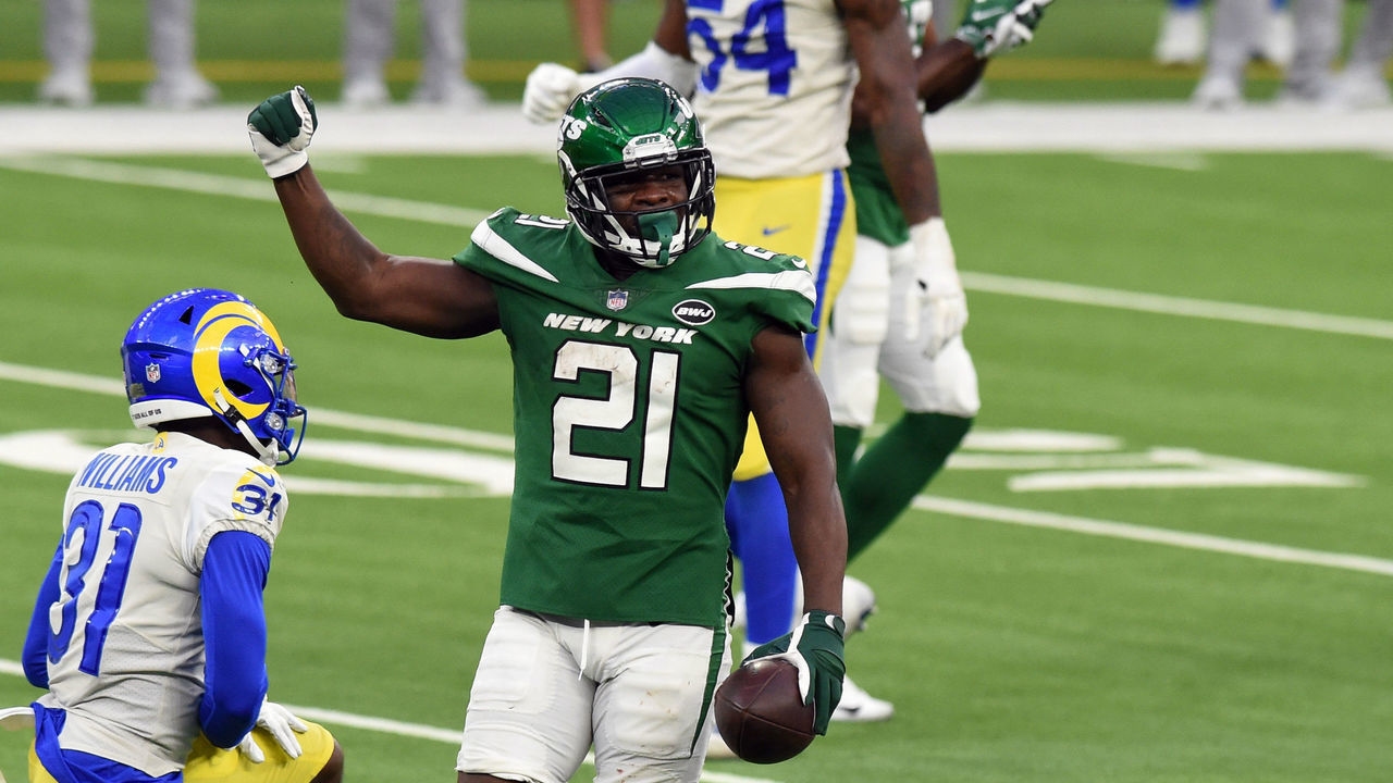 INGLEWOOD, CA - DECEMBER 20: New York Jets Running Back Frank Gore (21) celebrates after running for a first down and to seal the game victory late in the fourth quarter during an NFL game between the New York Jets and the Los Angeles Rams on December 20, 2020, at SoFi Stadium in Inglewood, CA.