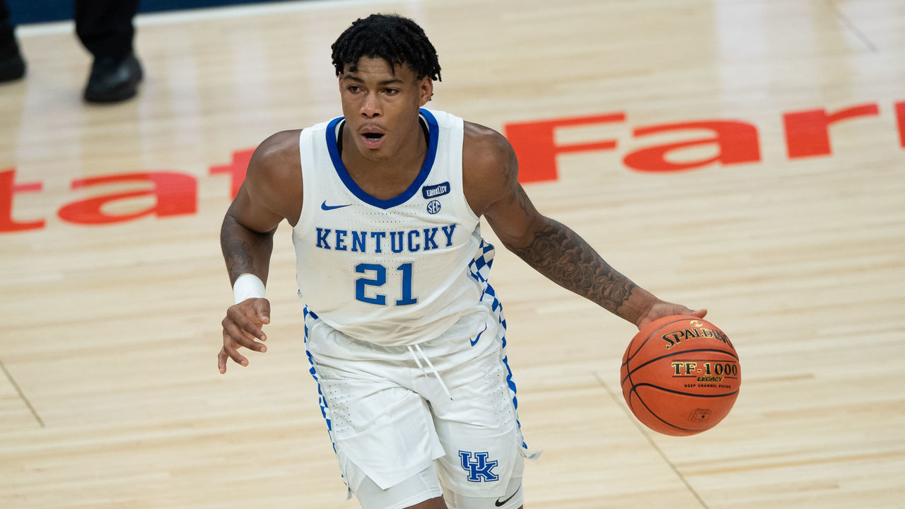 INDIANAPOLIS, IN - DECEMBER 01: Kentucky Wildcats forward Cam'Ron Fletcher (21) sets up the offense during the men's Champions Classic college basketball game between the Kansas Jayhawks and Kentucky Wildcats on December 1, 2020, at Bankers Life Fieldhouse in Indianapolis, IN.