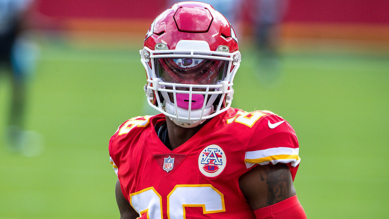 KANSAS CITY, MO - NOVEMBER 08: Kansas City Chiefs running back Le'Veon Bell (26) on the field prior to the game against the Carolina Panthers at Arrowhead Stadium in Kansas City, Missouri.