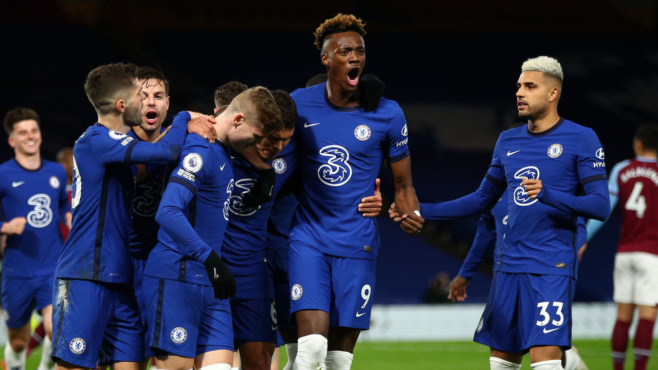 LONDON, ENGLAND - DECEMBER 21: Thiago Silva of Chelsea celebrates with teammates Timo Werner, Cesar Azpilicueta, Christian Pulisic and Tammy Abraham after scoring their team's first goal during the Premier League match between Chelsea and West Ham United at Stamford Bridge on December 21, 2020 in London, England. The match will be played without fans, behind closed doors as a Covid-19 precaution.
