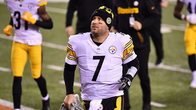 CINCINNATI, OHIO - DECEMBER 21: Ben Roethlisberger #7 of the Pittsburgh Steelers jogs to the locker room during halftime at Paul Brown Stadium on December 21, 2020 in Cincinnati, Ohio.