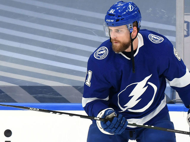 Lightning re-sign Cernak, Rutta