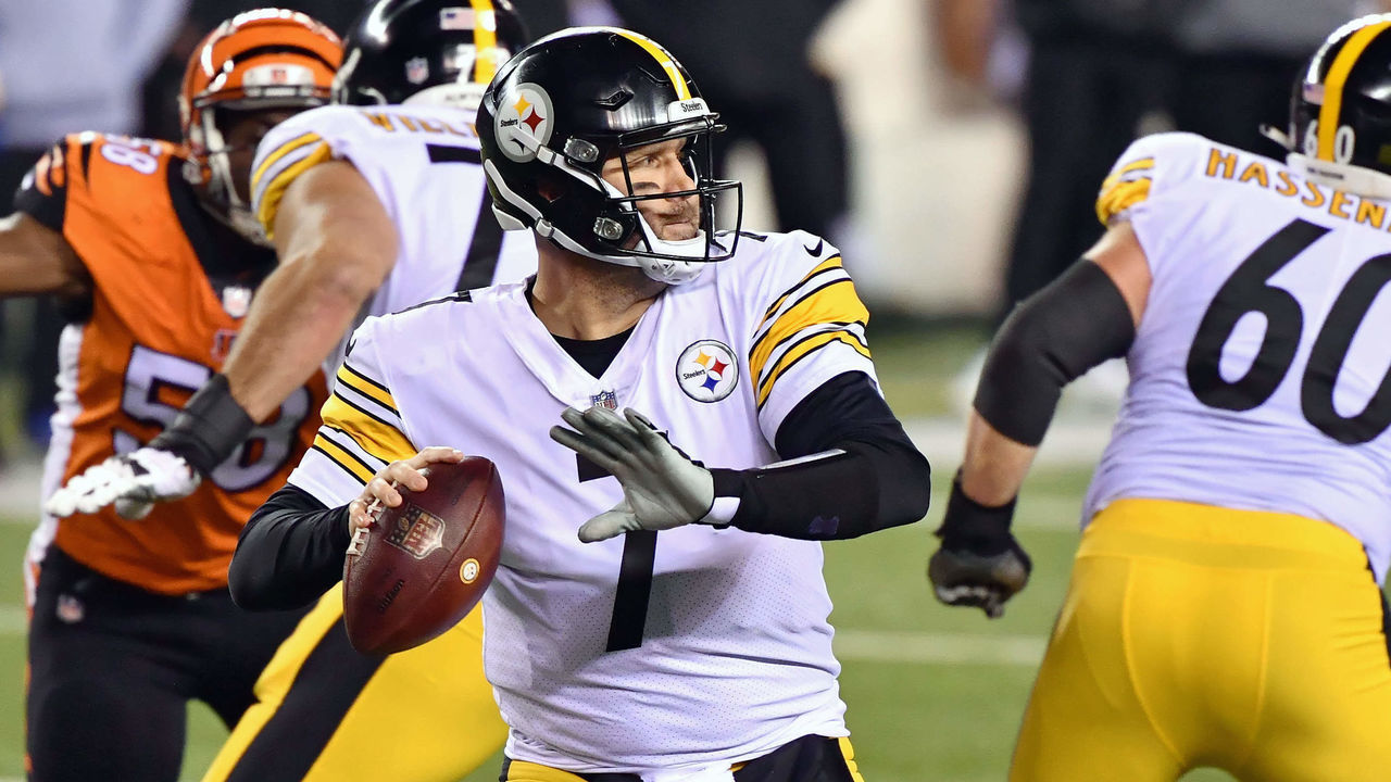 CINCINNATI, OH - DECEMBER 21: Quarterback Ben Roethlisberger #7 of the Pittsburgh Steelers passes against the Cincinnati Bengals at Paul Brown Stadium on December 21, 2020 in Cincinnati, Ohio.