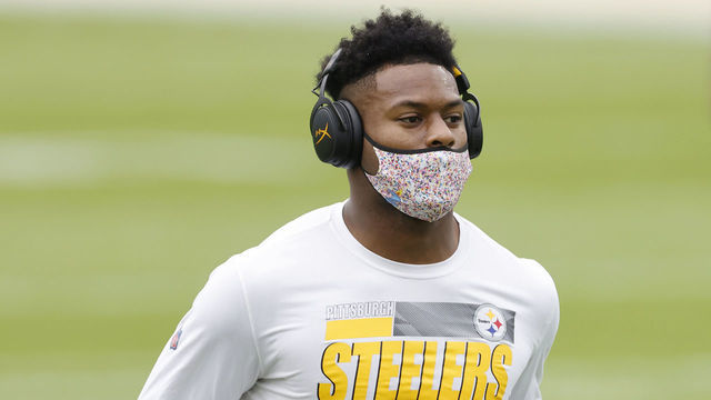 JACKSONVILLE, FLORIDA - NOVEMBER 22: JuJu Smith-Schuster #19 of the Pittsburgh Steelers warms up prior to the game against the Jacksonville Jaguars at TIAA Bank Field on November 22, 2020 in Jacksonville, Florida.