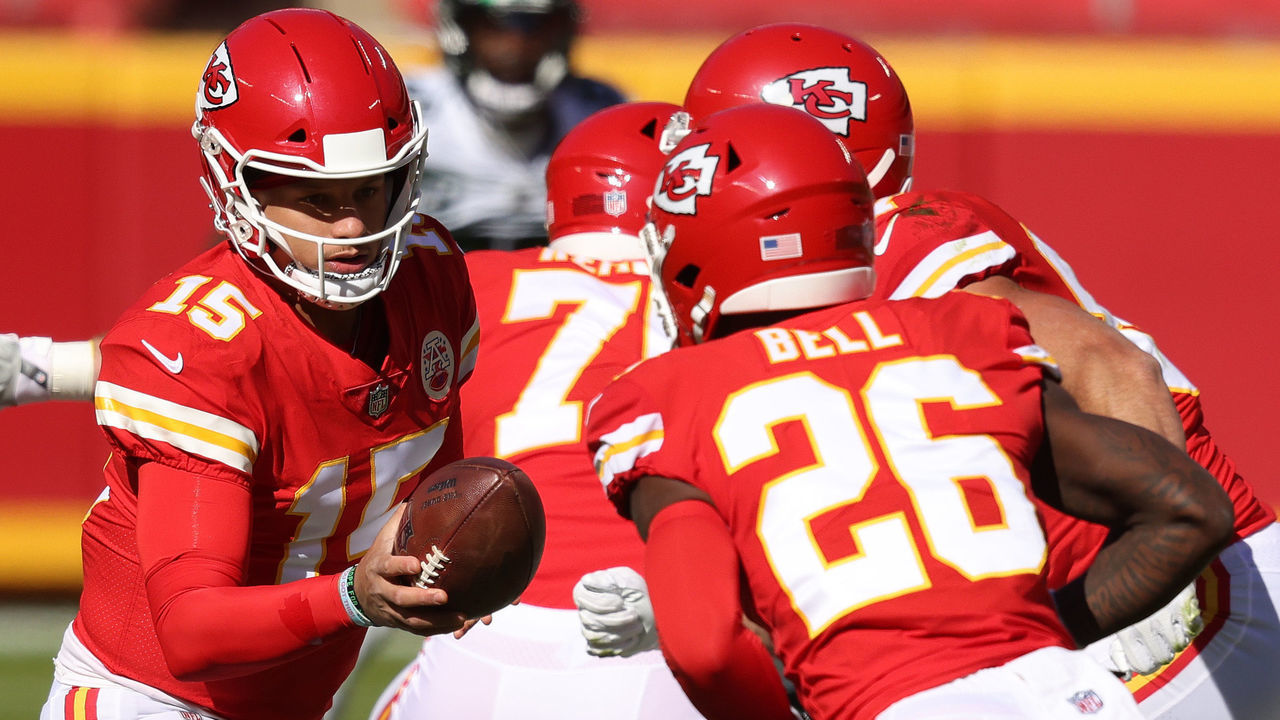 KANSAS CITY, MISSOURI - NOVEMBER 01: Patrick Mahomes #15 of the Kansas City Chiefs hands the ball off to Le'Veon Bell #26 during their game against the New York Jets at Arrowhead Stadium on November 01, 2020 in Kansas City, Missouri.