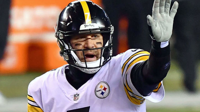 CINCINNATI, OH - DECEMBER 21: Quarterback Ben Roethlisberger #7 of the Pittsburgh Steelers calls signals at the line of scrimmage against the Cincinnati Bengals at Paul Brown Stadium on December 21, 2020 in Cincinnati, Ohio.