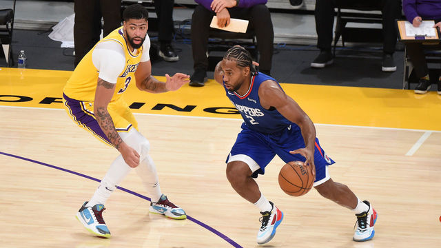 LOS ANGELES, CA - DECEMBER 22: Kawhi Leonard #2 of the LA Clippers drives to the basket against the Los Angeles Lakers during a game on December 22, 2020 at STAPLES Center in Los Angeles, California. NOTE TO USER: User expressly acknowledges and agrees that, by downloading and/or using this Photograph, user is consenting to the terms and conditions of the Getty Images License Agreement. Mandatory Copyright Notice: Copyright 2020 NBAE