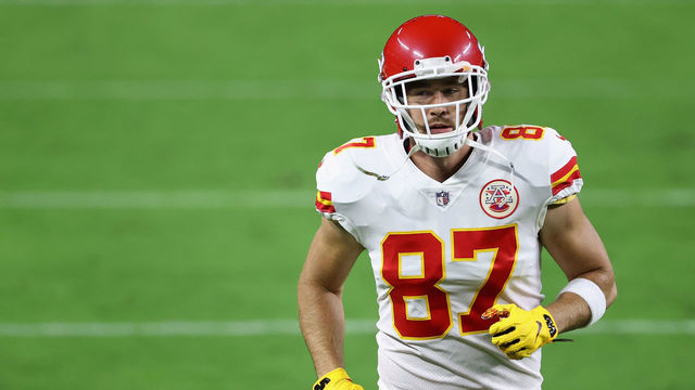LAS VEGAS, NEVADA - NOVEMBER 22: Tight end Travis Kelce #87 of the Kansas City Chiefs warms up before the NFL game against the Las Vegas Raiders at Allegiant Stadium on November 22, 2020 in Las Vegas, Nevada. The Chiefs defeated the Raiders 35-31.