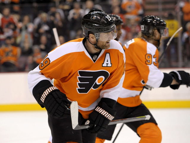 GIF: Scott Hartnell ejected for spearing in 3rd period of regular-season finale