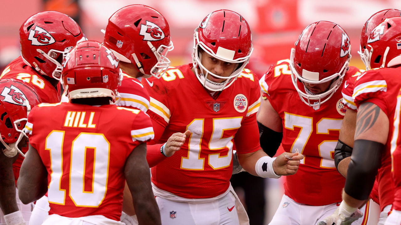 KANSAS CITY, MISSOURI - DECEMBER 27: Patrick Mahomes #15 of the Kansas City Chiefs huddles his teammates during the second quarter against the Atlanta Falcons at Arrowhead Stadium on December 27, 2020 in Kansas City, Missouri.