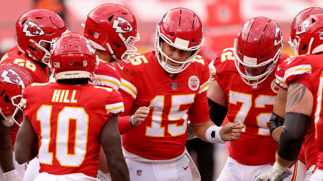 KANSAS CITY, MISSOURI - DECEMBER 27: Patrick Mahomes #15 of the Kansas City Chiefs huddles his teammates during the second quarter against the Atlanta Falcons at Arrowhead Stadium on December 27, 2020 in Kansas City, Missouri.