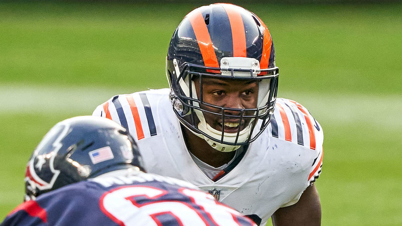 CHICAGO, IL - DECEMBER 13: Chicago Bears inside linebacker Roquan Smith (58) looks on in action during a game between the Chicago Bears and the Houston Texans on December 13, 2020, at Soldier Field in Chicago, IL.