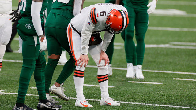EAST RUTHERFORD, NEW JERSEY - DECEMBER 27: Baker Mayfield #6 of the Cleveland Browns reacts late in the fourth quarter against the New York Jets at MetLife Stadium on December 27, 2020 in East Rutherford, New Jersey.